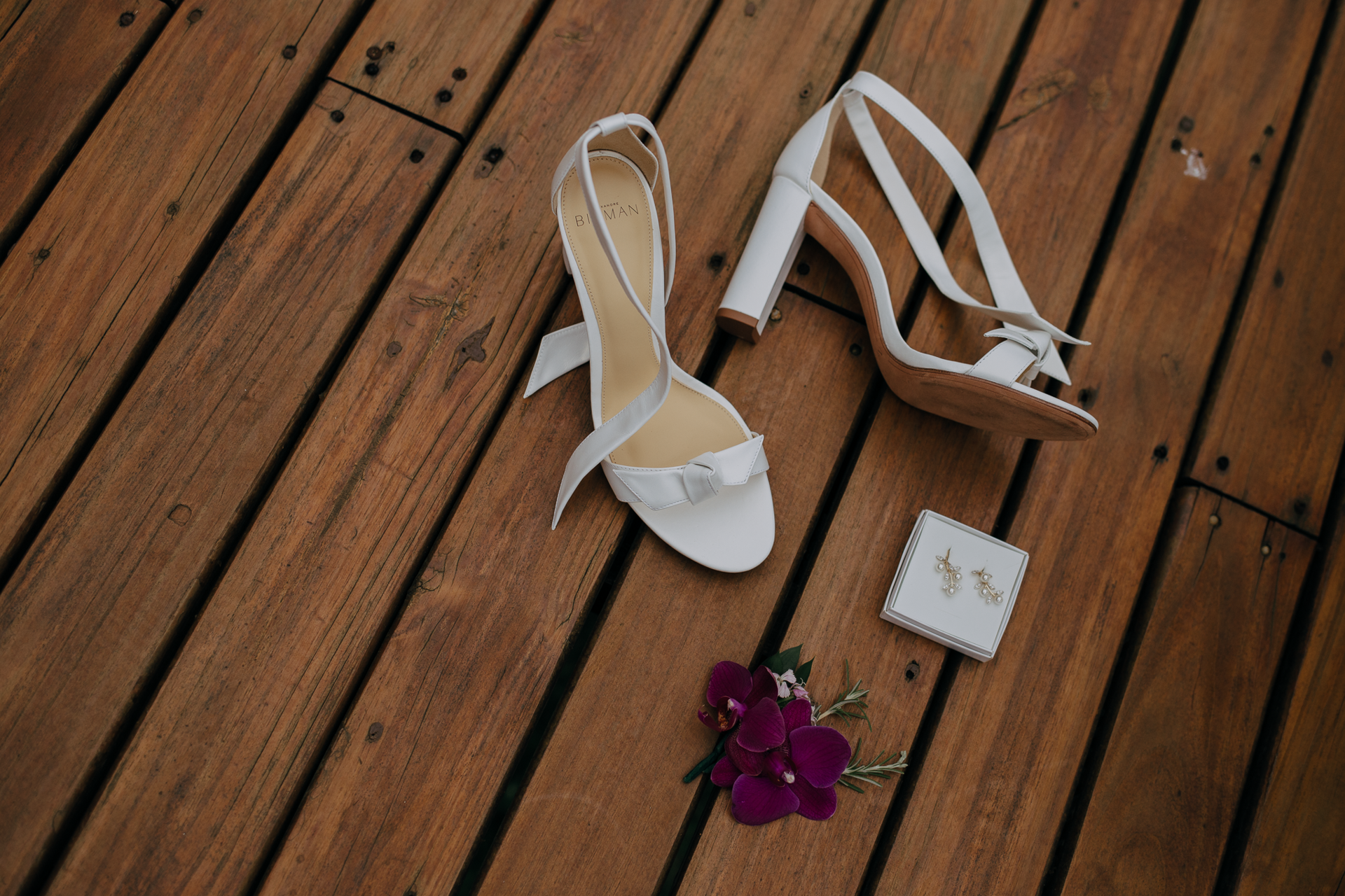 Foto Noiva arrasa com beleza minimalista em casamento tropical na praia do rosa! - Imagem 1