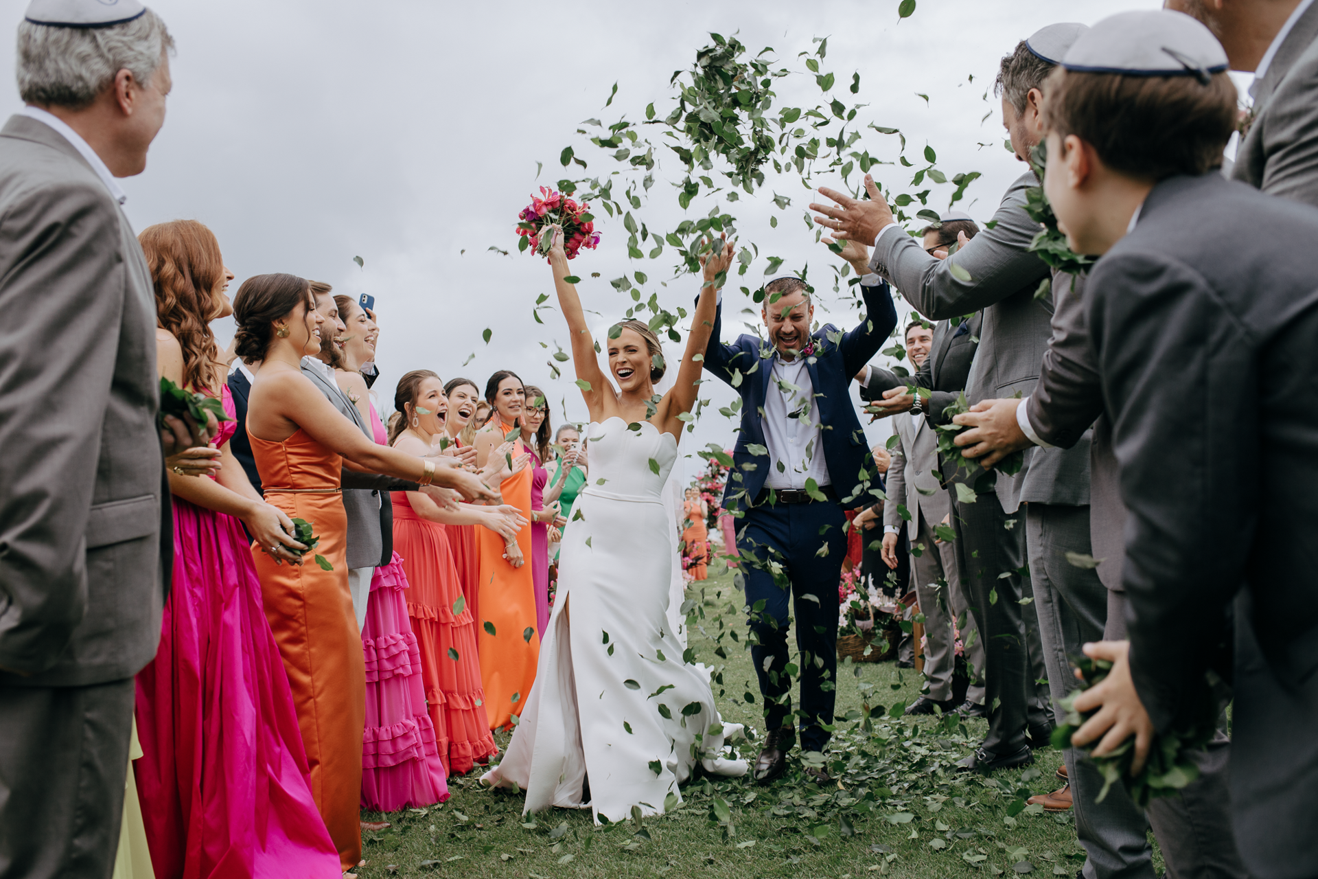 Foto Noiva arrasa com beleza minimalista em casamento tropical na praia do rosa! - Imagem 40