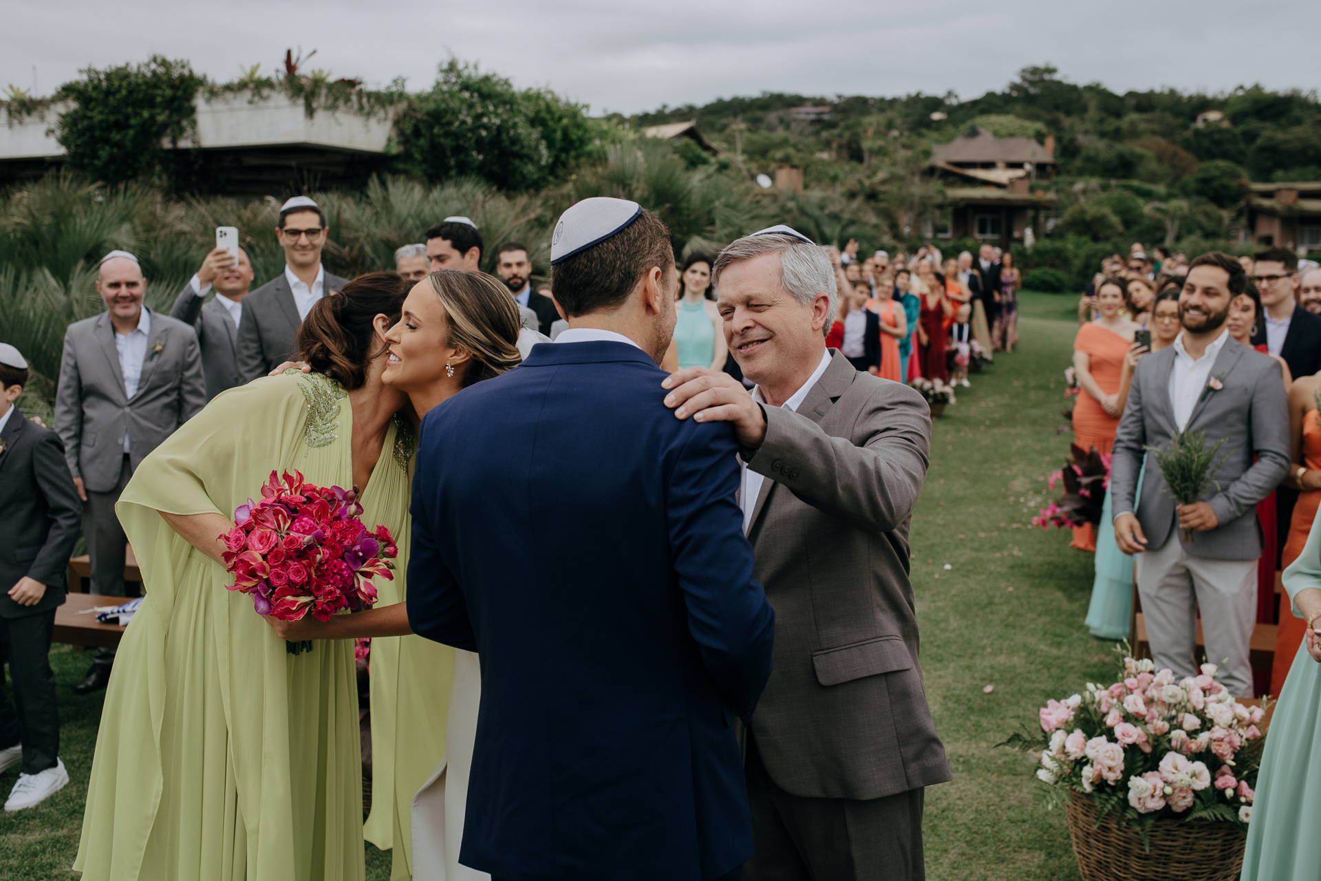 Foto Noiva arrasa com beleza minimalista em casamento tropical na praia do rosa! - Imagem 11