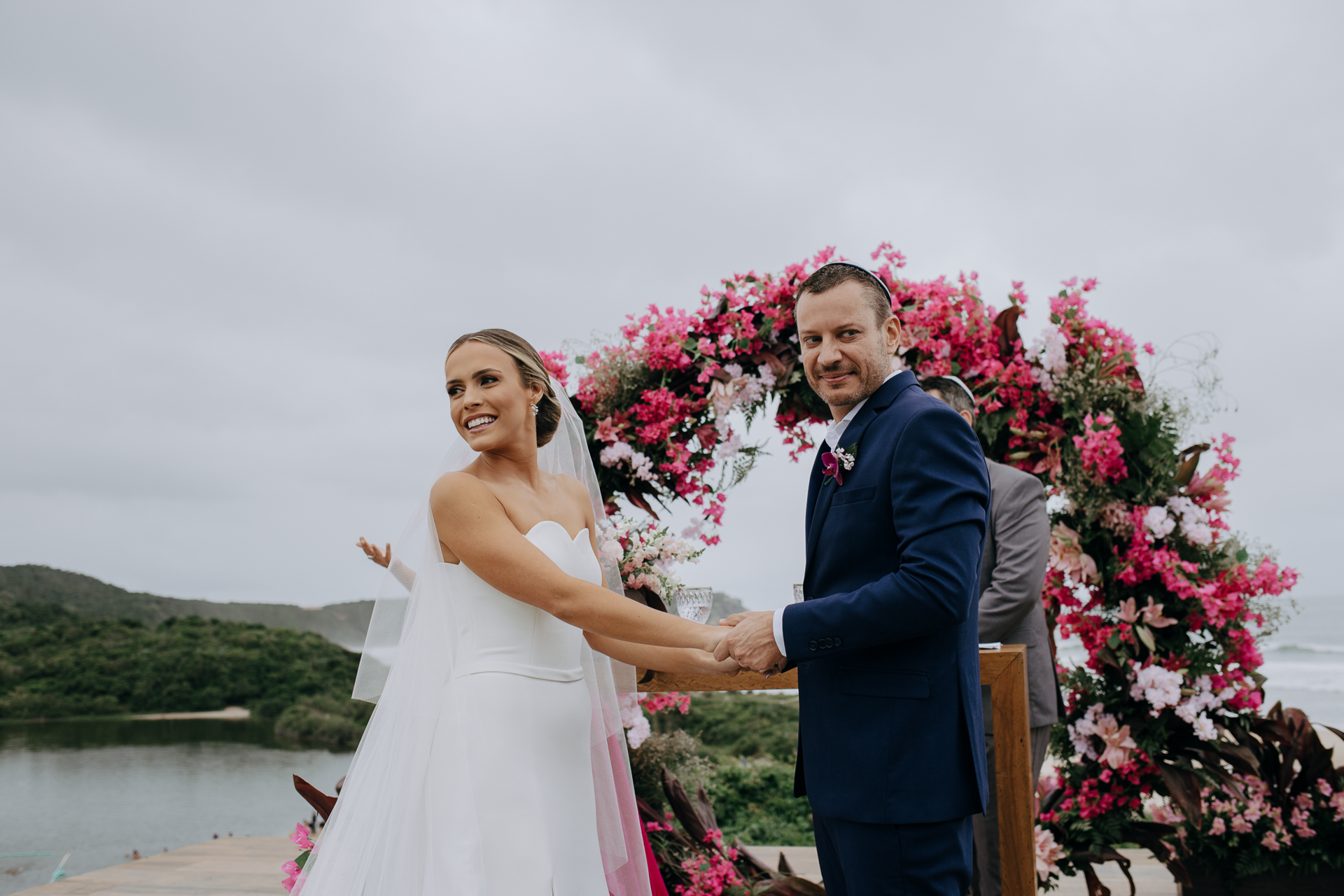 Foto Noiva arrasa com beleza minimalista em casamento tropical na praia do rosa! - Imagem 28