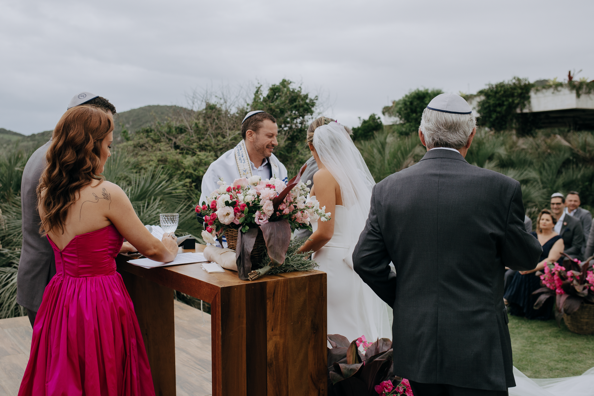 Foto Noiva arrasa com beleza minimalista em casamento tropical na praia do rosa! - Imagem 30