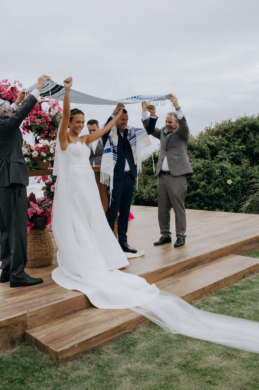 Foto Noiva arrasa com beleza minimalista em casamento tropical na praia do rosa! - Imagem 35