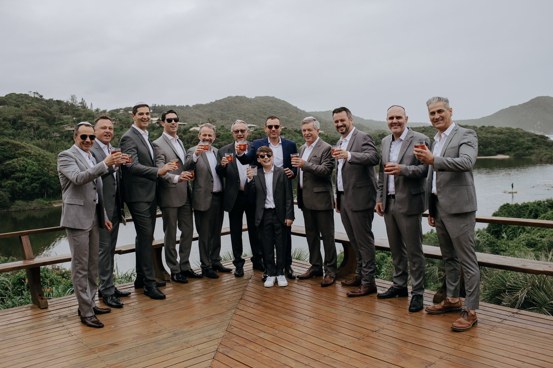 Foto Noiva arrasa com beleza minimalista em casamento tropical na praia do rosa! - Imagem 2