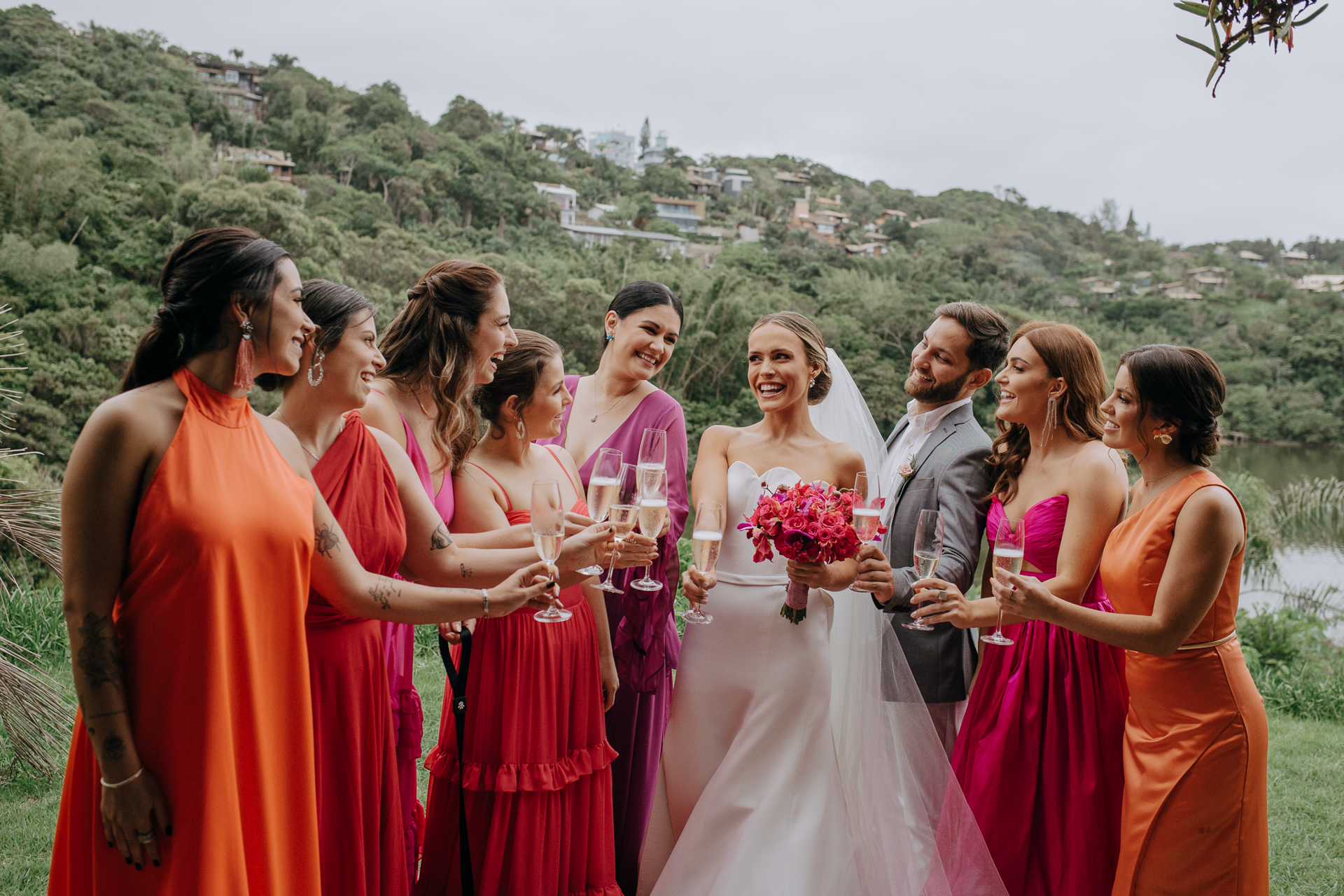 Foto Noiva arrasa com beleza minimalista em casamento tropical na praia do rosa! - Imagem 5