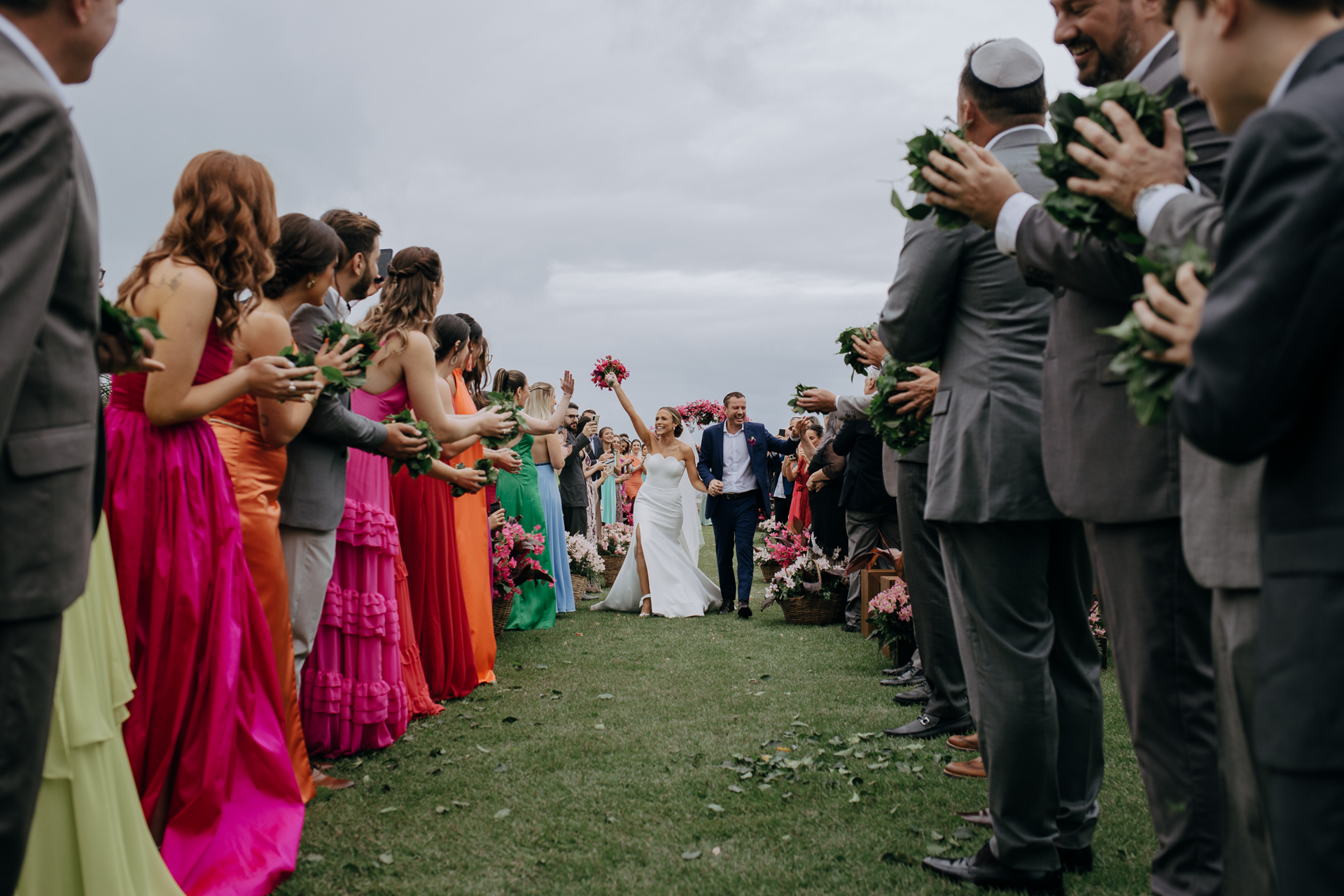 Foto Noiva arrasa com beleza minimalista em casamento tropical na praia do rosa! - Imagem 38