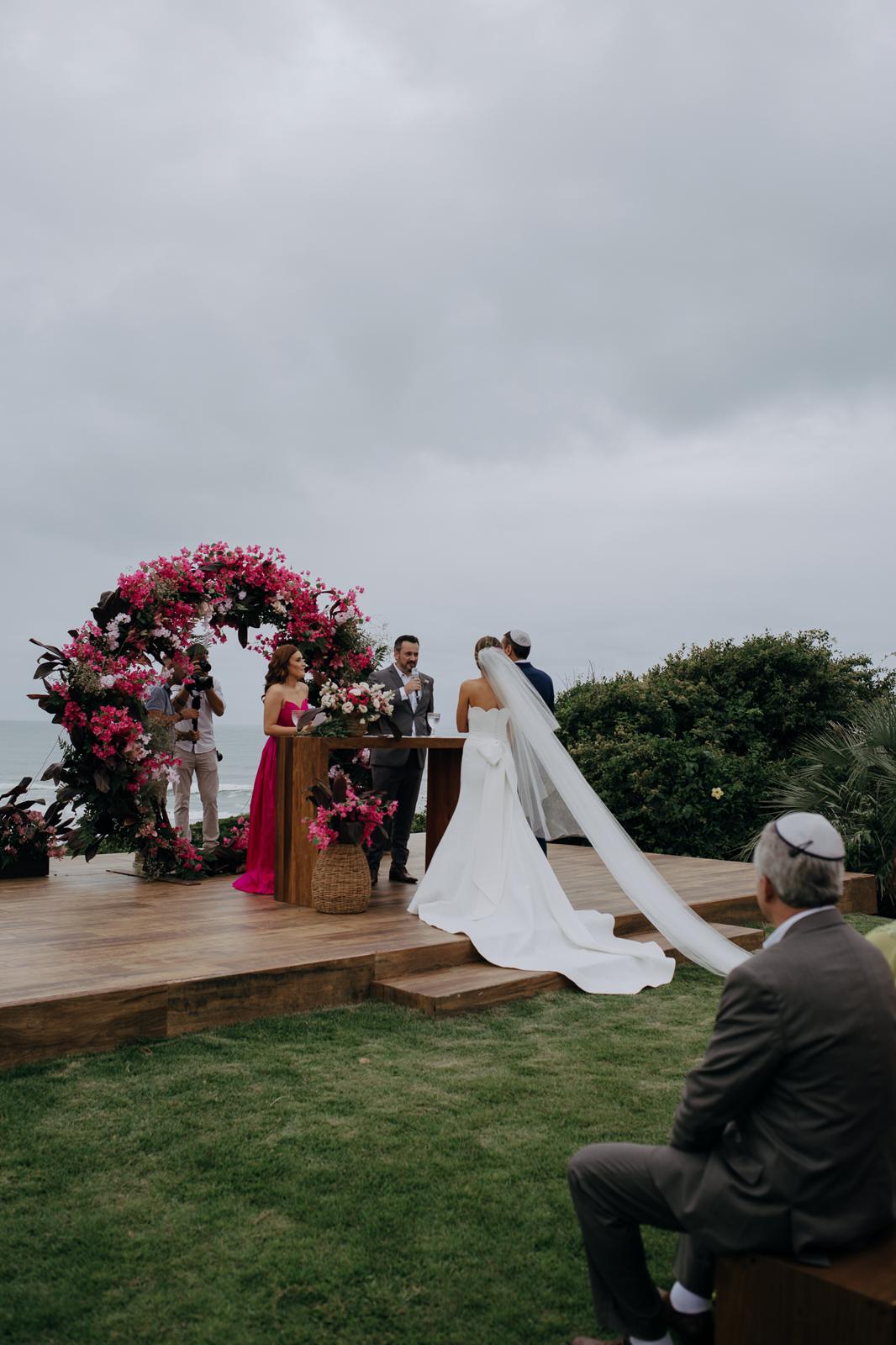 Foto Noiva arrasa com beleza minimalista em casamento tropical na praia do rosa! - Imagem 15