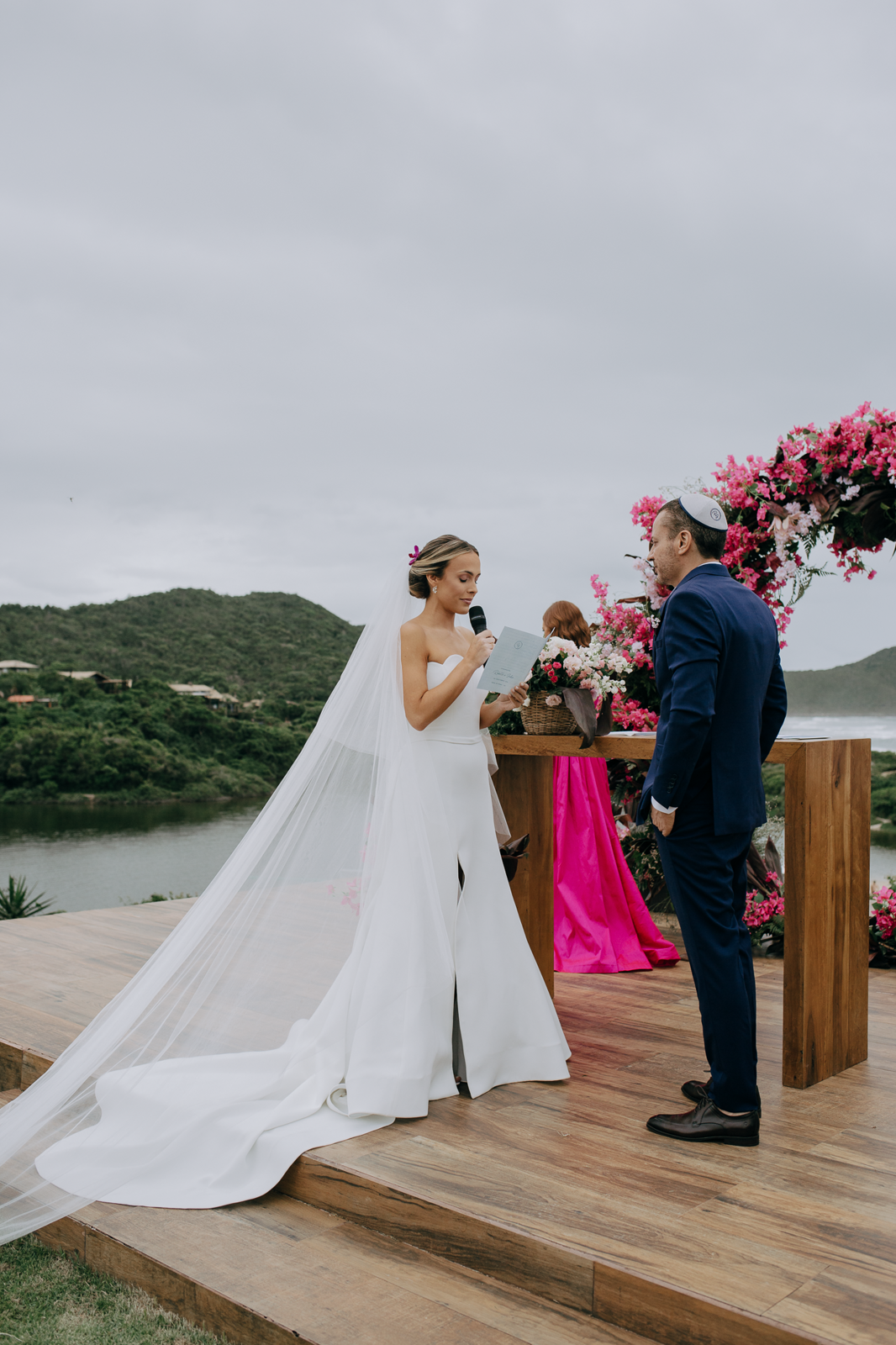 Foto Noiva arrasa com beleza minimalista em casamento tropical na praia do rosa! - Imagem 21