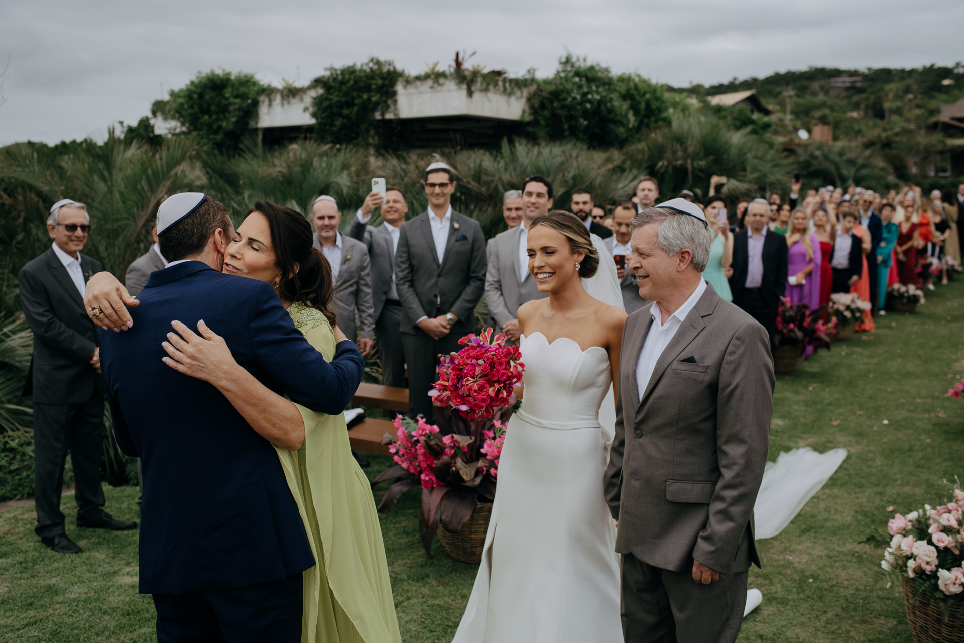 Foto Noiva arrasa com beleza minimalista em casamento tropical na praia do rosa! - Imagem 10