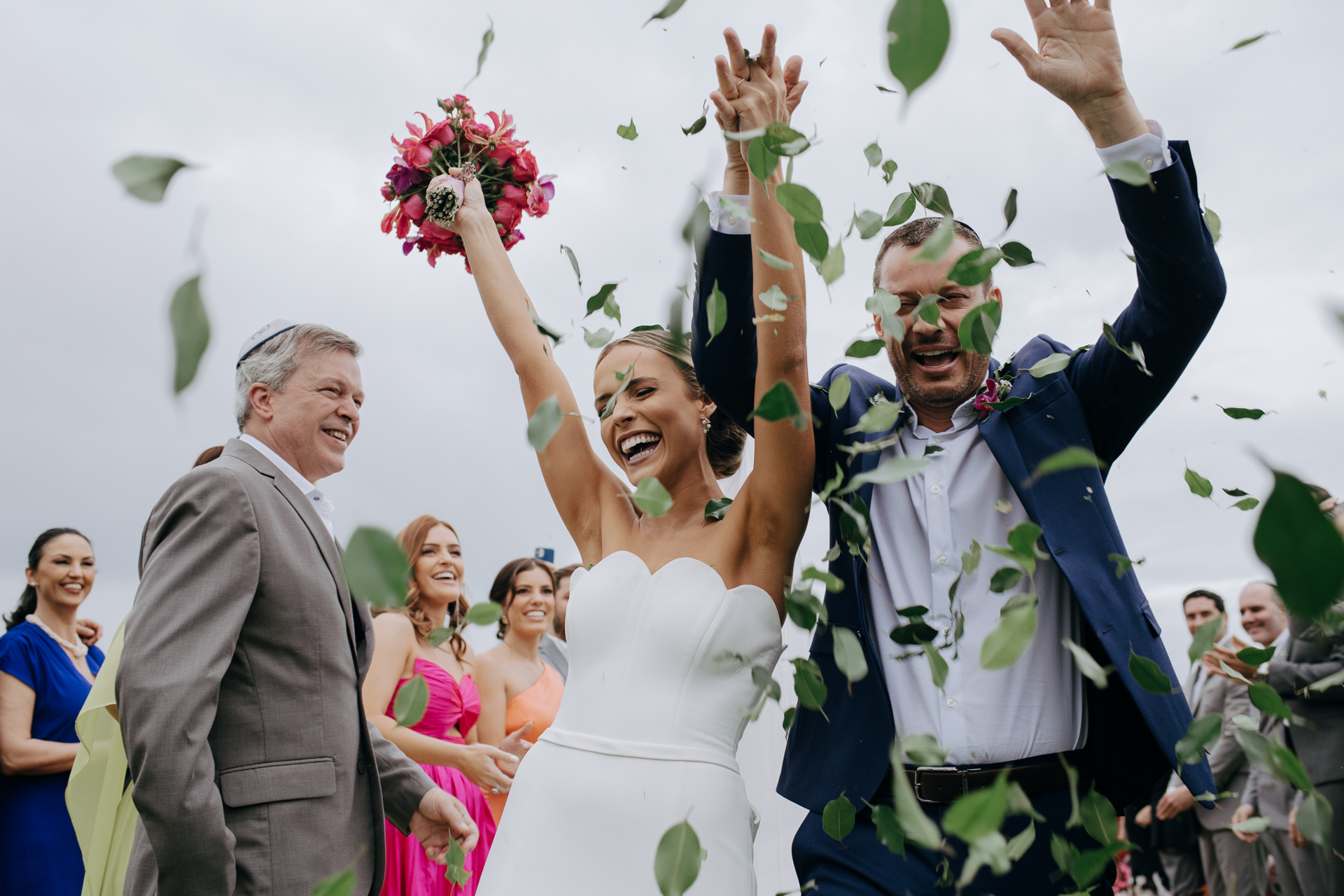 Foto Noiva arrasa com beleza minimalista em casamento tropical na praia do rosa! - Imagem 42