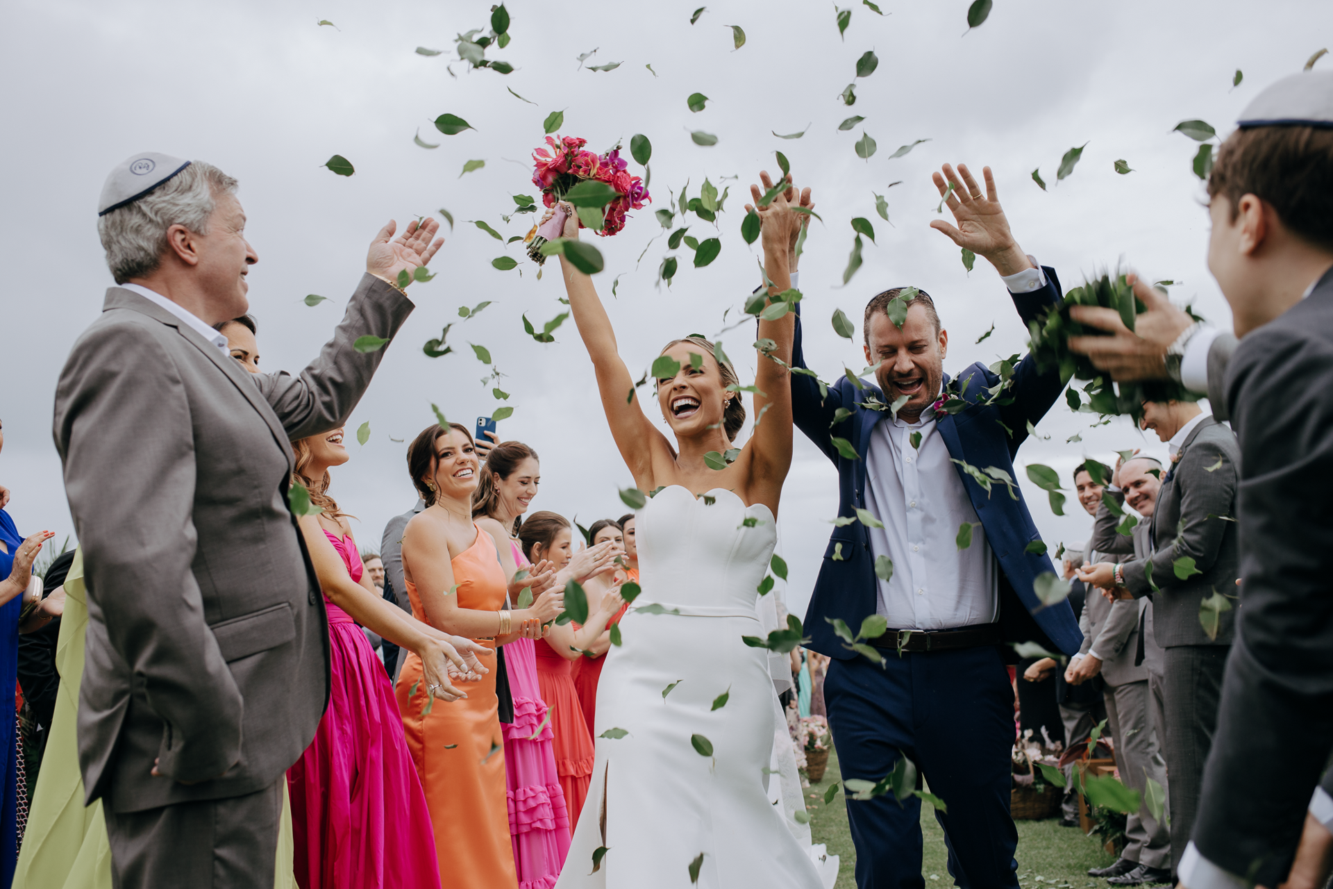 Foto Noiva arrasa com beleza minimalista em casamento tropical na praia do rosa! - Imagem 41