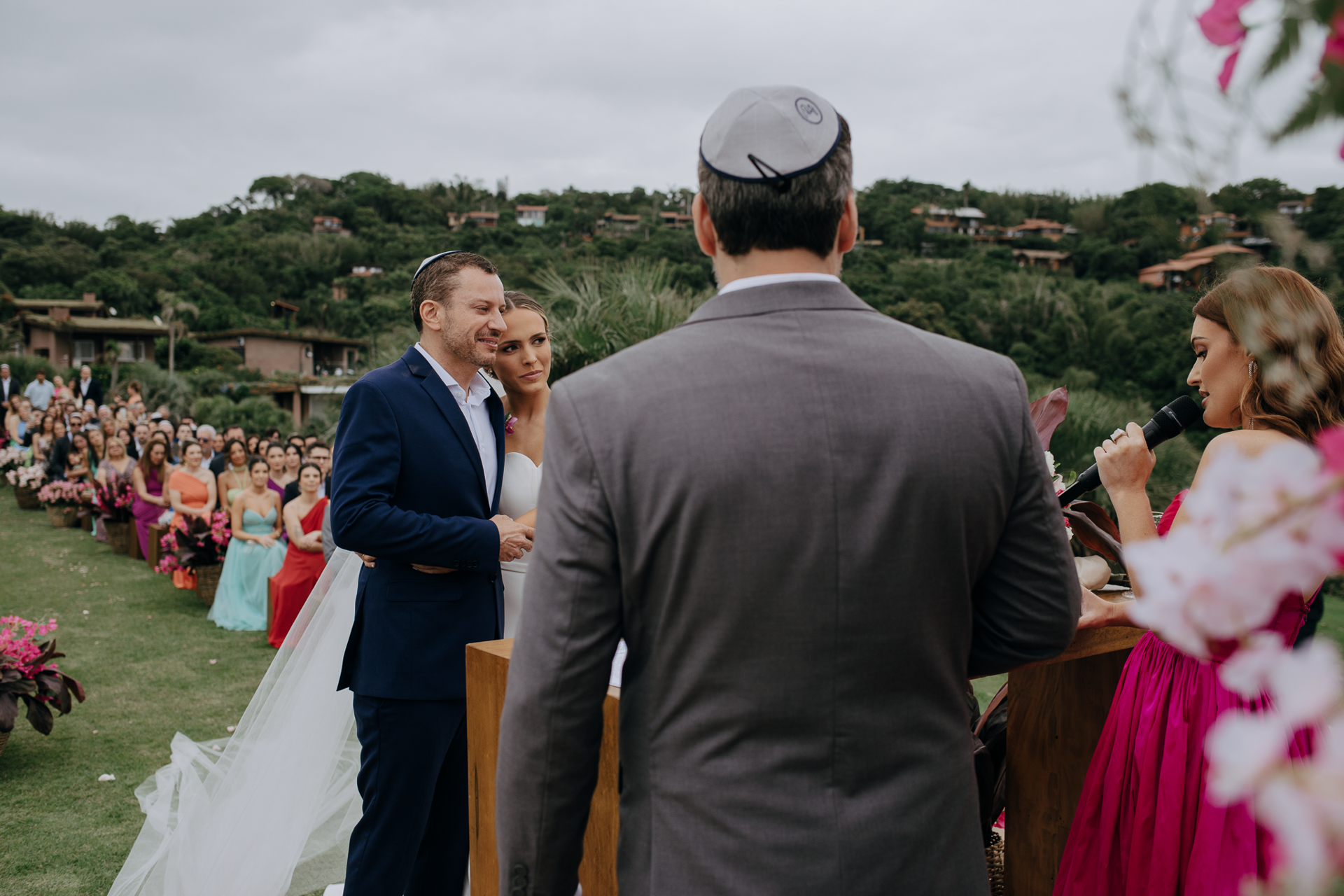 Foto Noiva arrasa com beleza minimalista em casamento tropical na praia do rosa! - Imagem 16