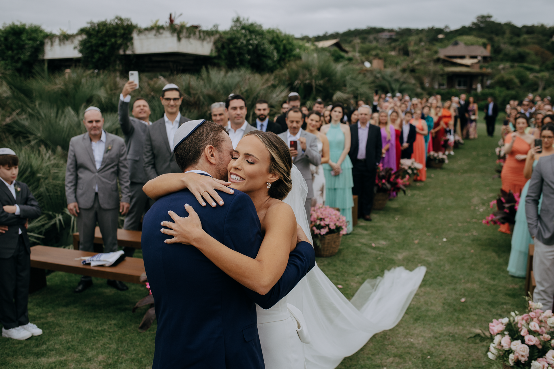 Foto Noiva arrasa com beleza minimalista em casamento tropical na praia do rosa! - Imagem 12