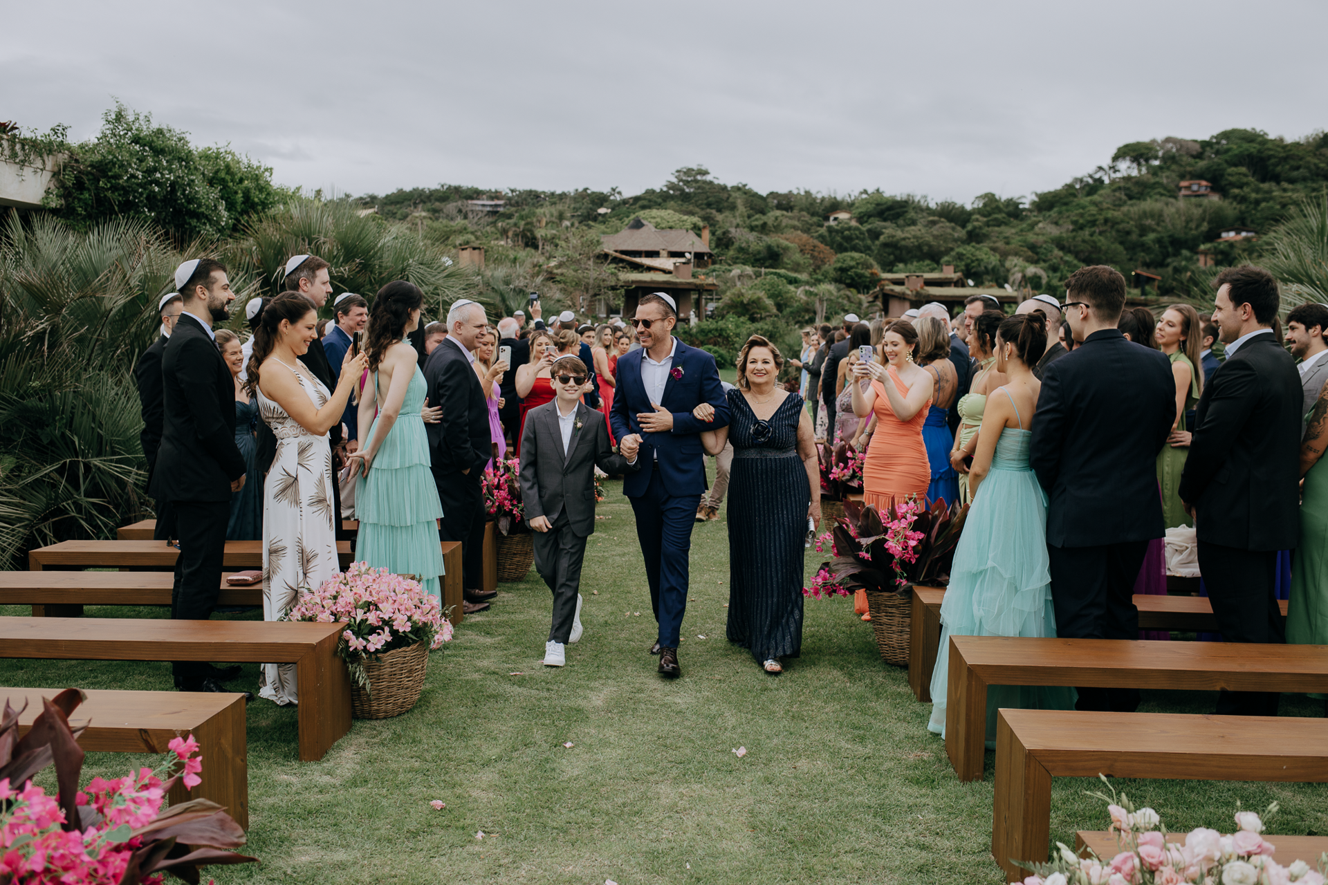 Foto Noiva arrasa com beleza minimalista em casamento tropical na praia do rosa! - Imagem 7