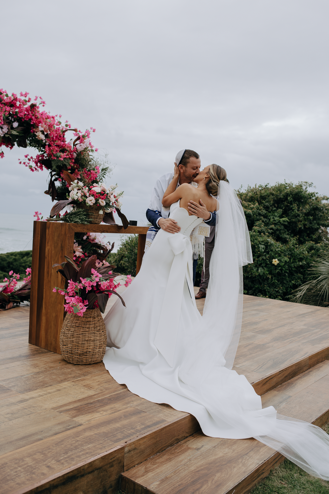 Foto Noiva arrasa com beleza minimalista em casamento tropical na praia do rosa! - Imagem 37