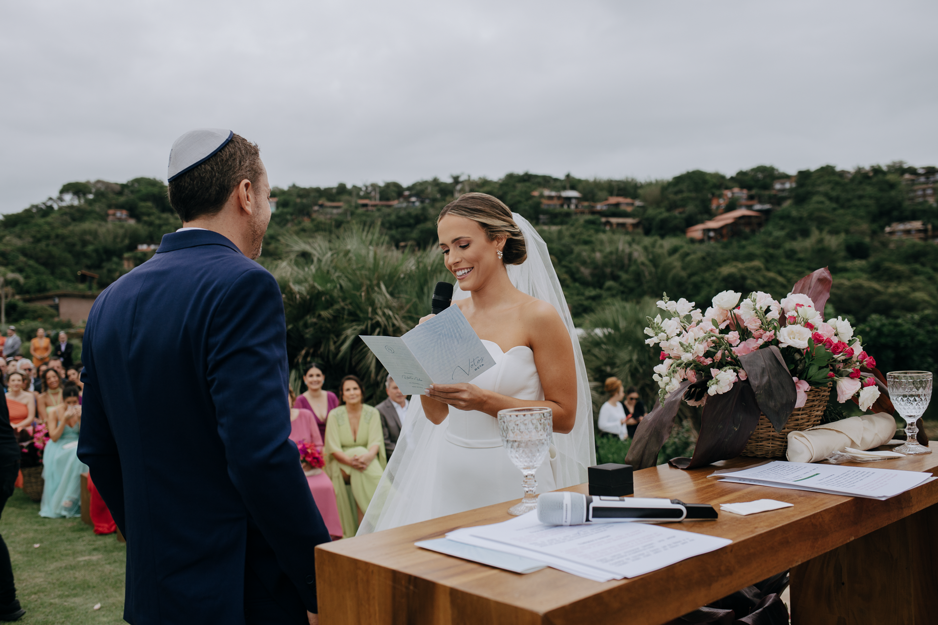 Foto Noiva arrasa com beleza minimalista em casamento tropical na praia do rosa! - Imagem 22