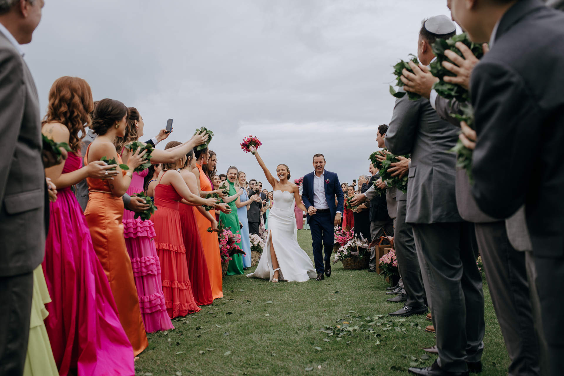 Foto Noiva arrasa com beleza minimalista em casamento tropical na praia do rosa! - Imagem 39