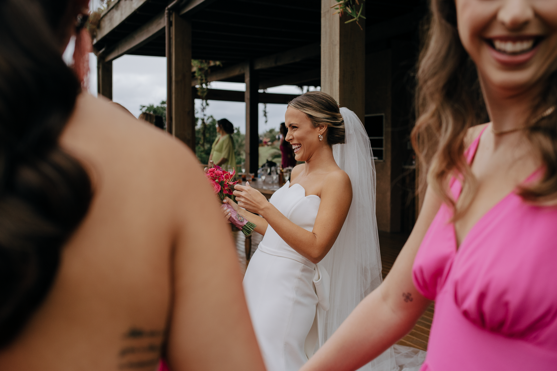 Foto Noiva arrasa com beleza minimalista em casamento tropical na praia do rosa! - Imagem 4