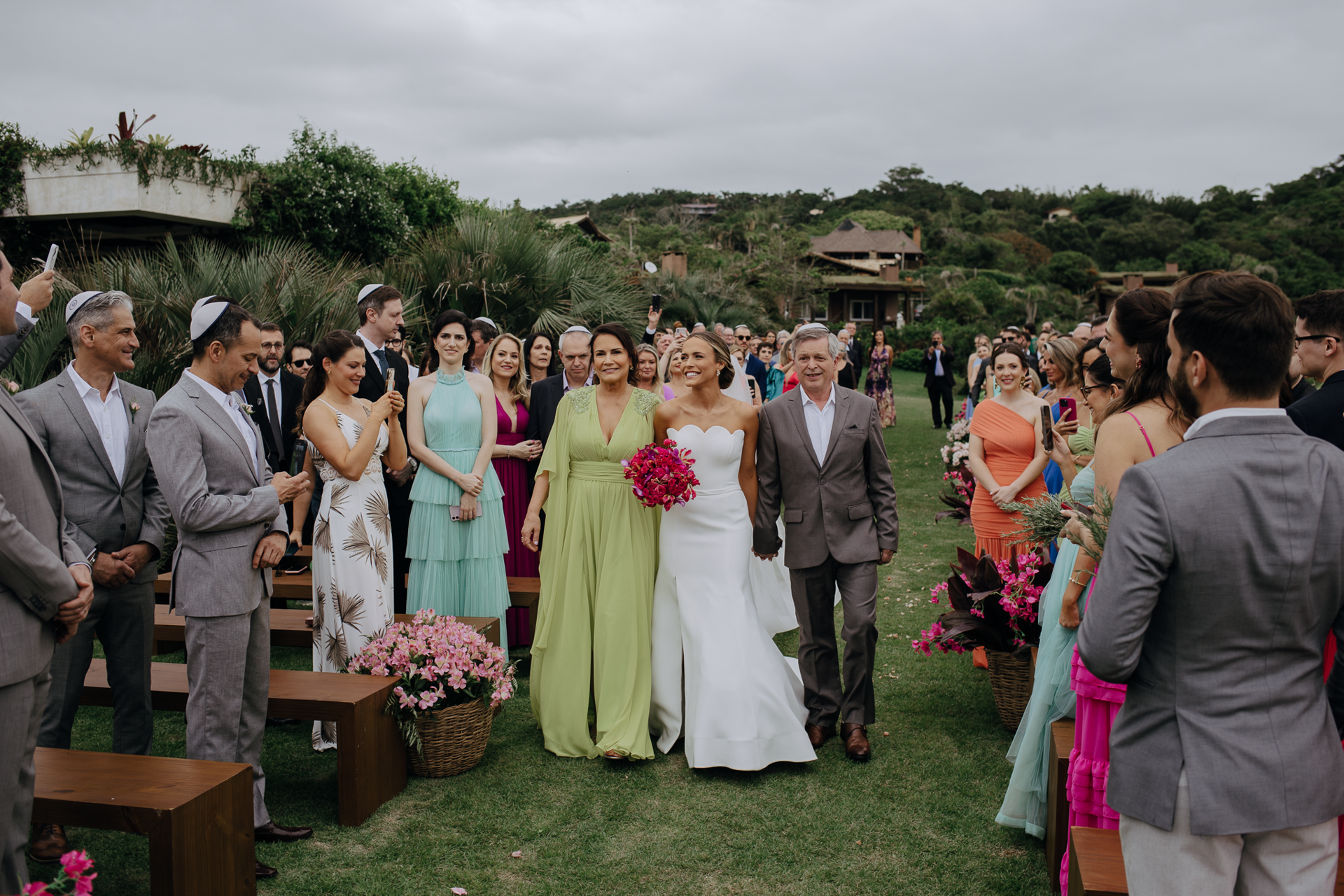 Foto Noiva arrasa com beleza minimalista em casamento tropical na praia do rosa! - Imagem 9