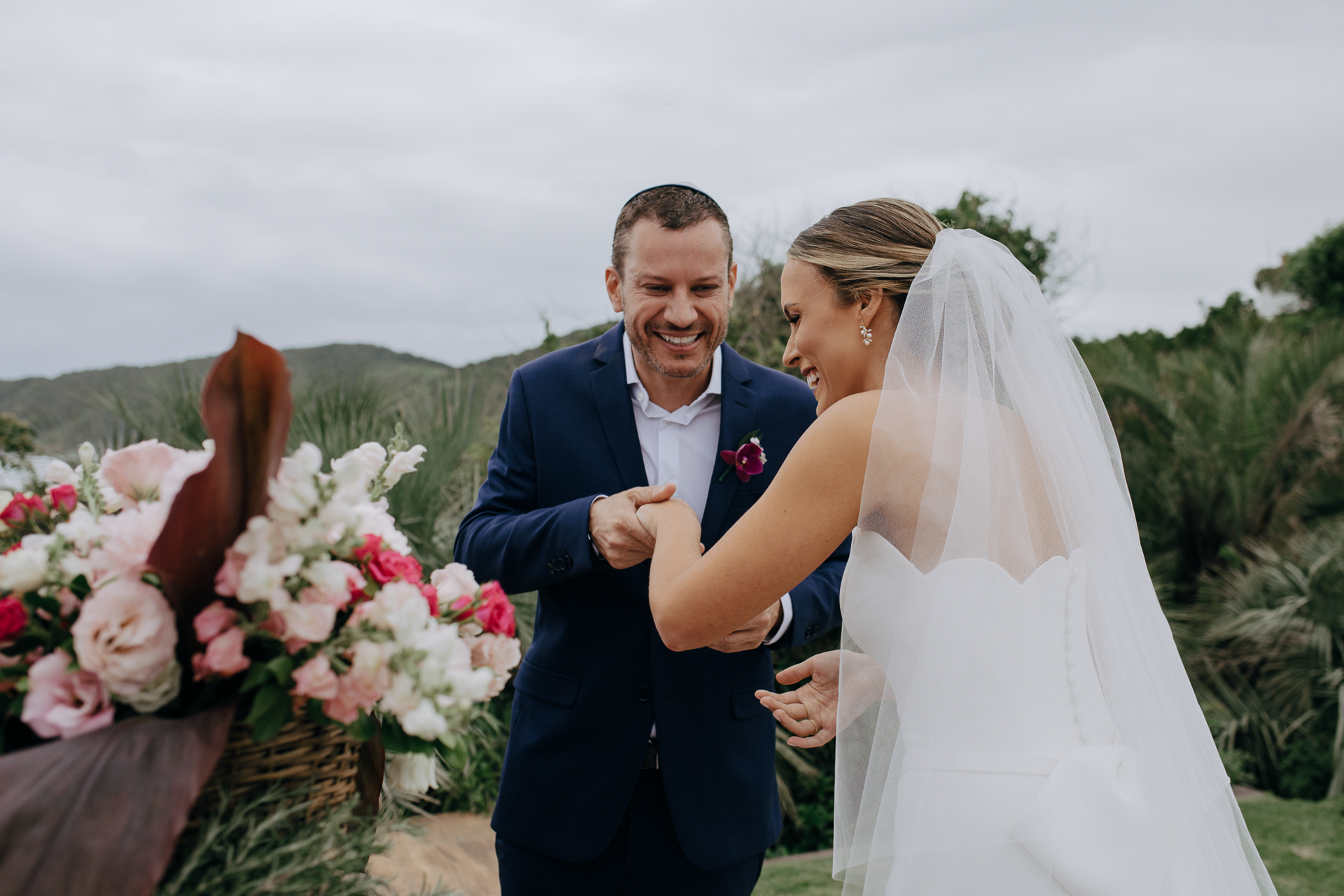 Foto Noiva arrasa com beleza minimalista em casamento tropical na praia do rosa! - Imagem 27