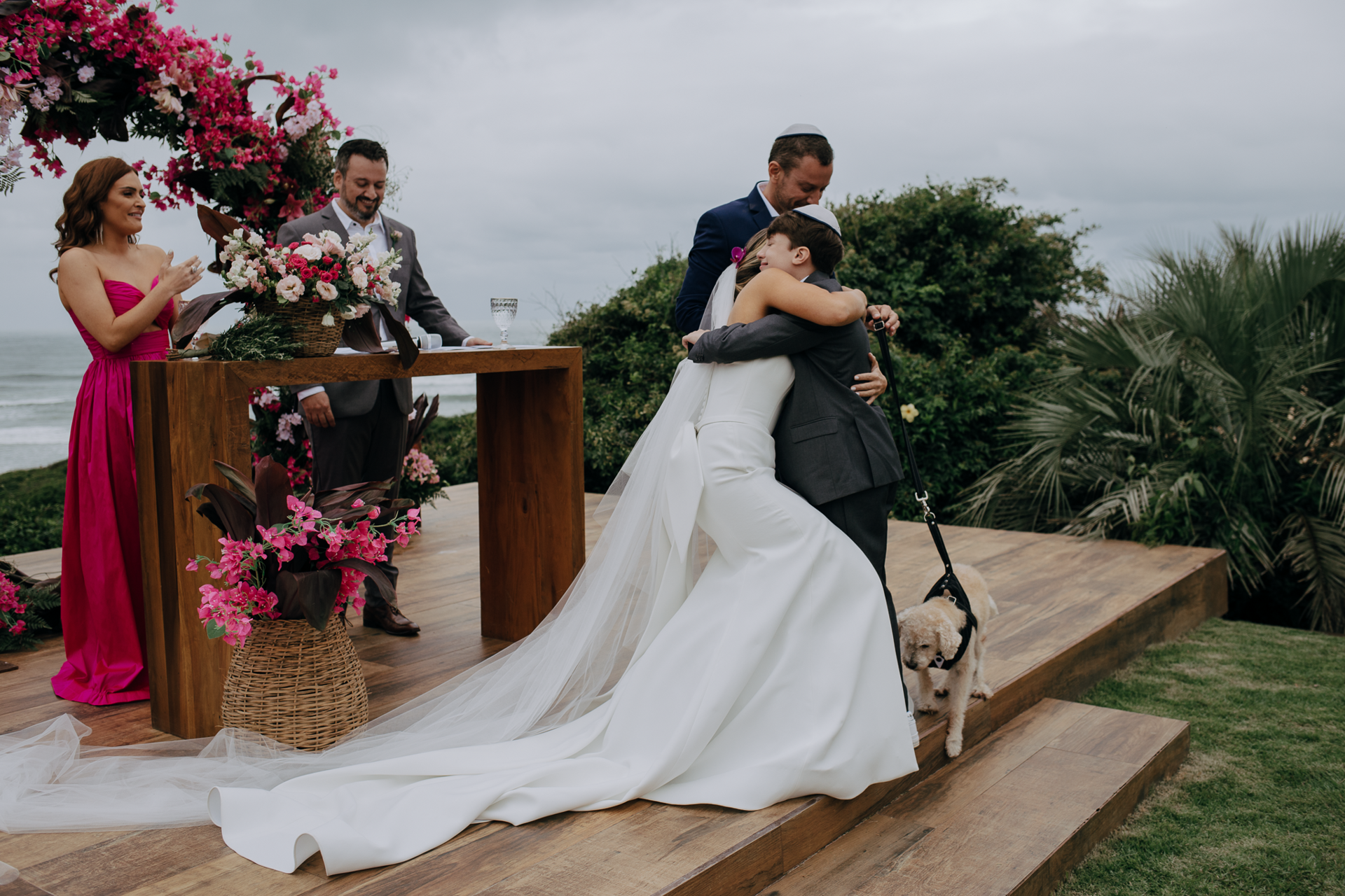 Foto Noiva arrasa com beleza minimalista em casamento tropical na praia do rosa! - Imagem 17