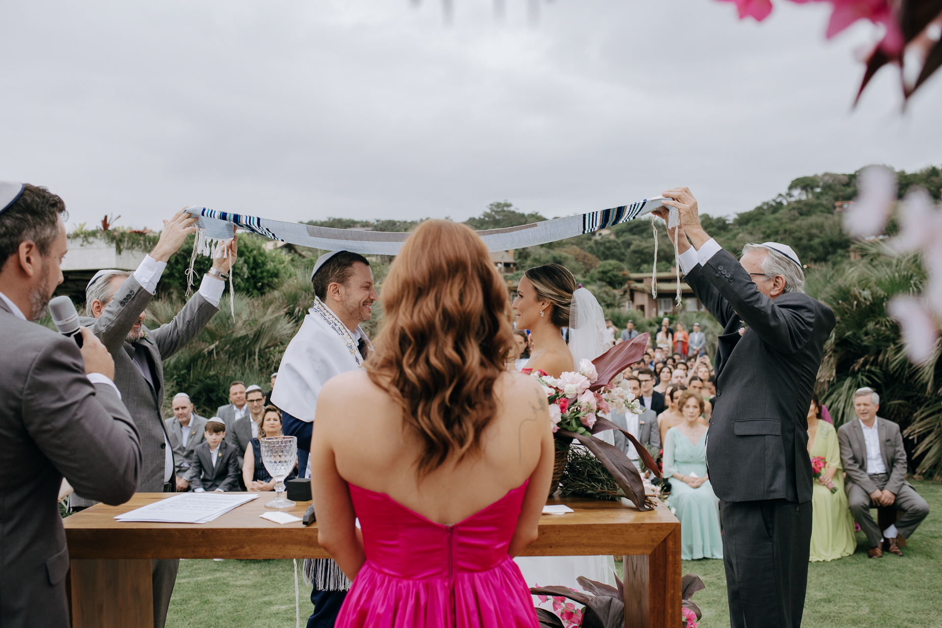 Foto Noiva arrasa com beleza minimalista em casamento tropical na praia do rosa! - Imagem 32