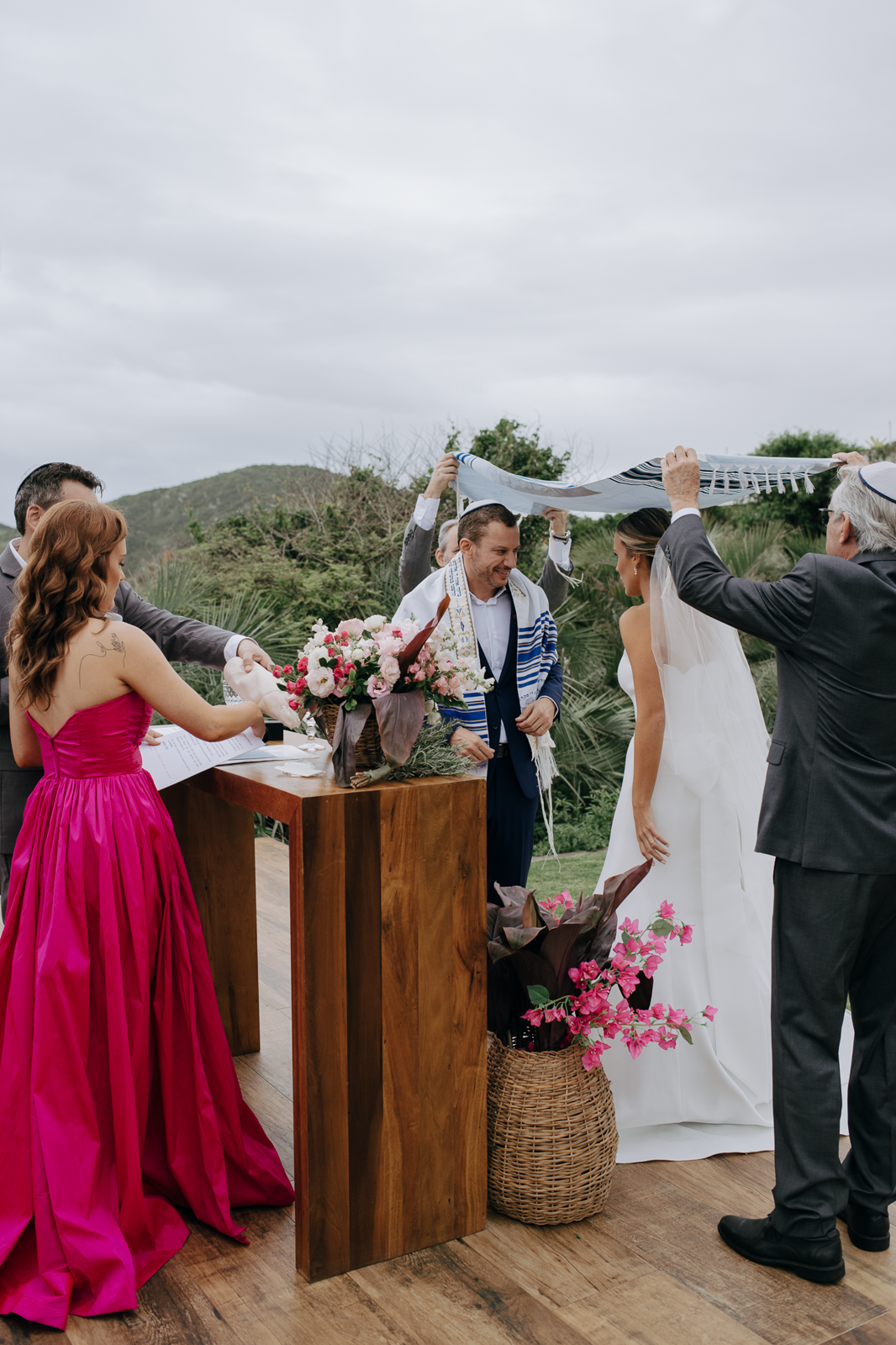 Foto Noiva arrasa com beleza minimalista em casamento tropical na praia do rosa! - Imagem 31