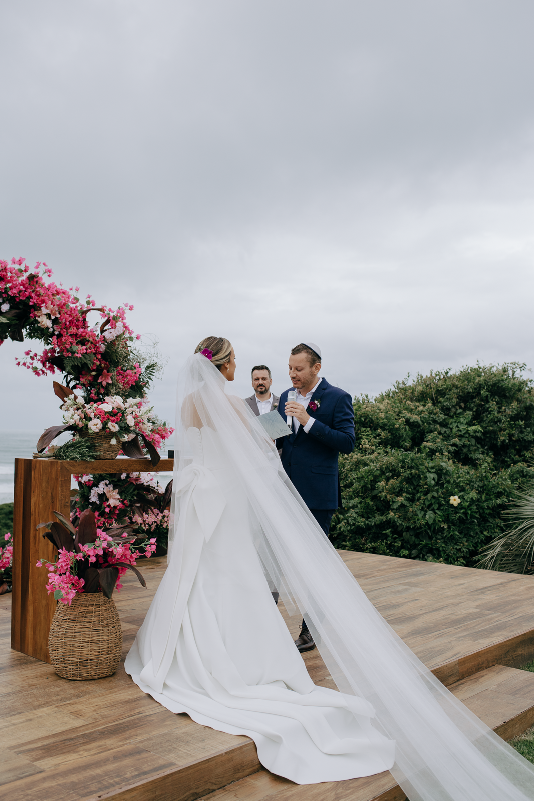 Foto Noiva arrasa com beleza minimalista em casamento tropical na praia do rosa! - Imagem 20