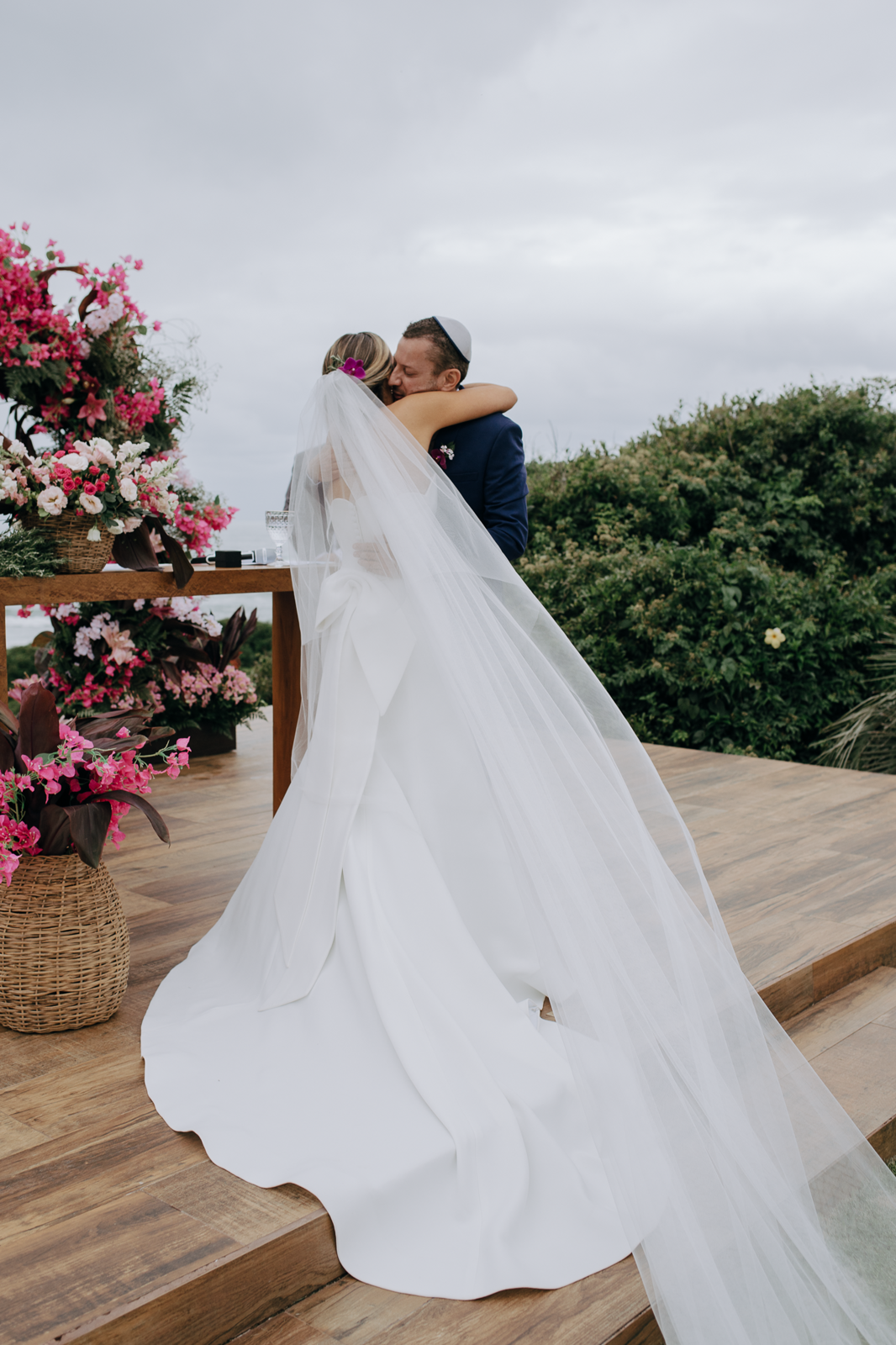 Foto Noiva arrasa com beleza minimalista em casamento tropical na praia do rosa! - Imagem 25