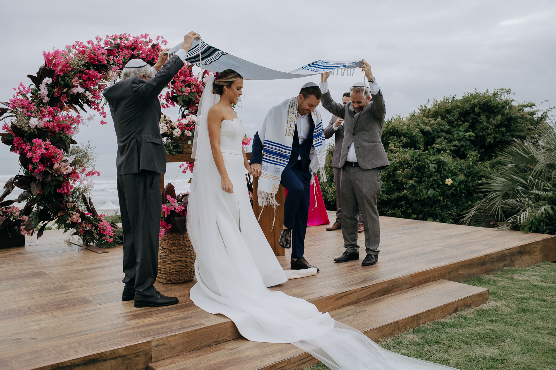 Foto Noiva arrasa com beleza minimalista em casamento tropical na praia do rosa! - Imagem 34