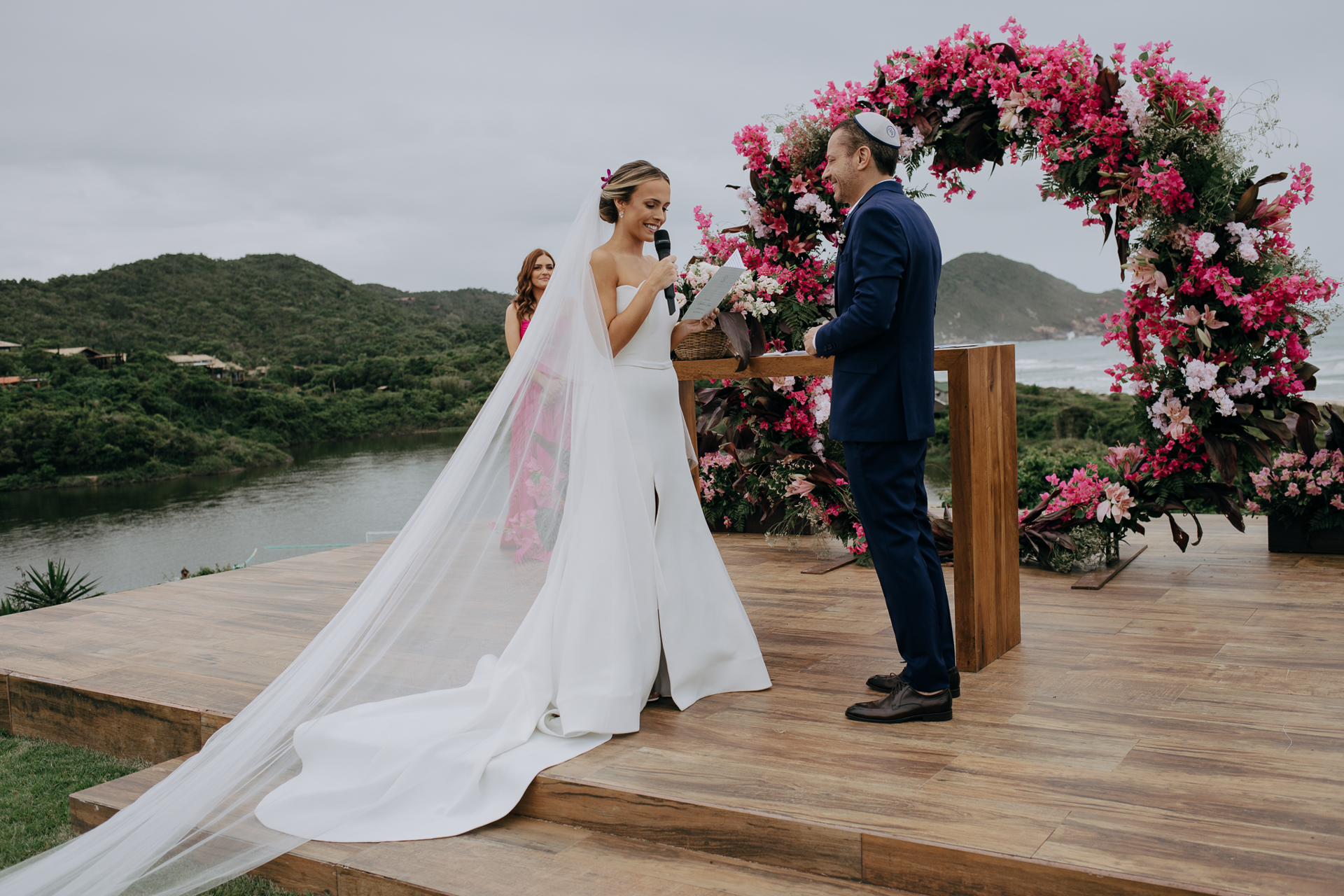 Foto Noiva arrasa com beleza minimalista em casamento tropical na praia do rosa! - Imagem 23