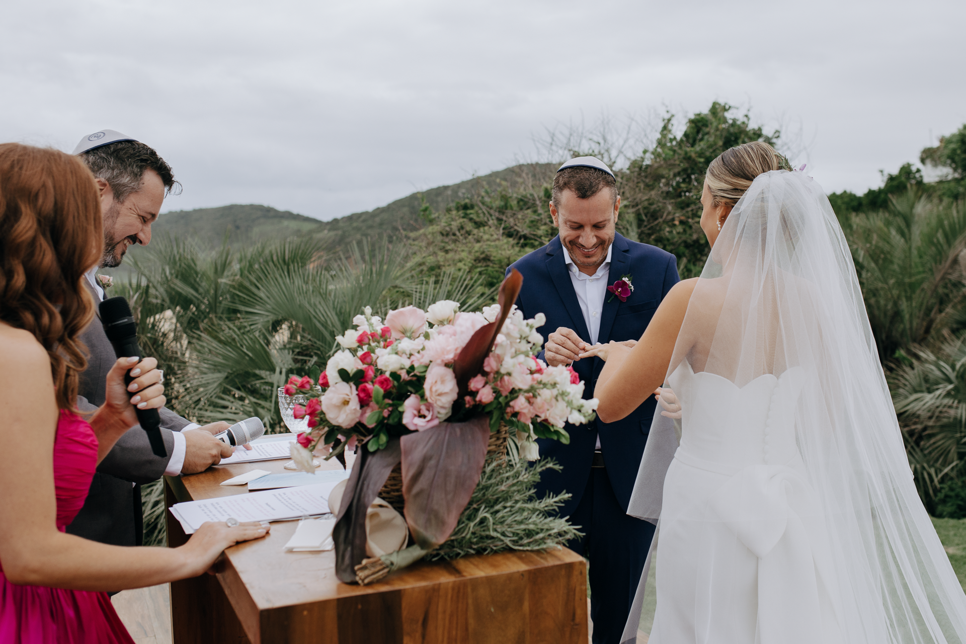 Foto Noiva arrasa com beleza minimalista em casamento tropical na praia do rosa! - Imagem 26