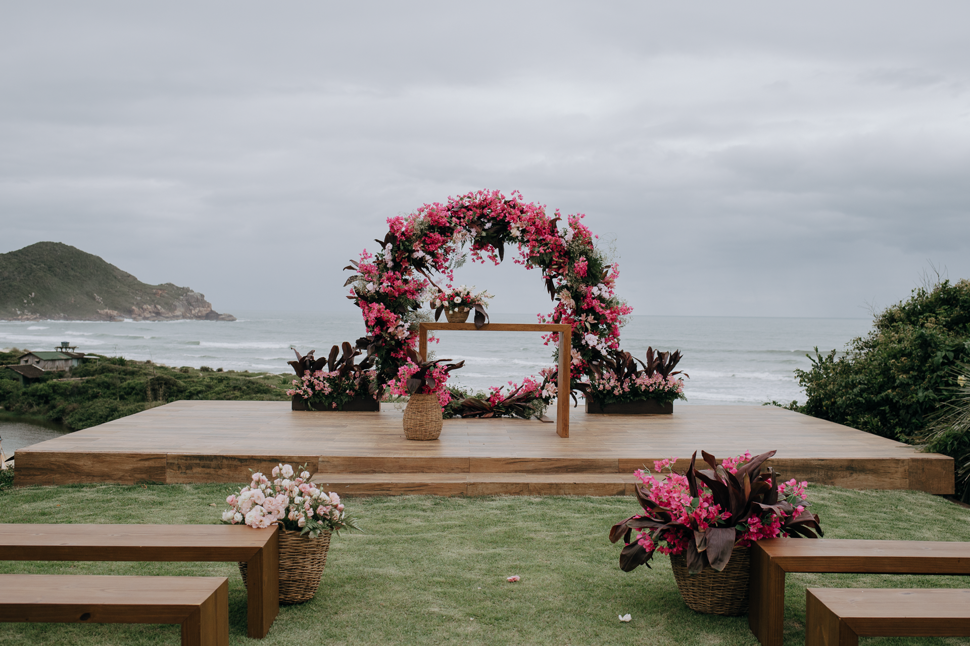 Foto Noiva arrasa com beleza minimalista em casamento tropical na praia do rosa! - Imagem 6
