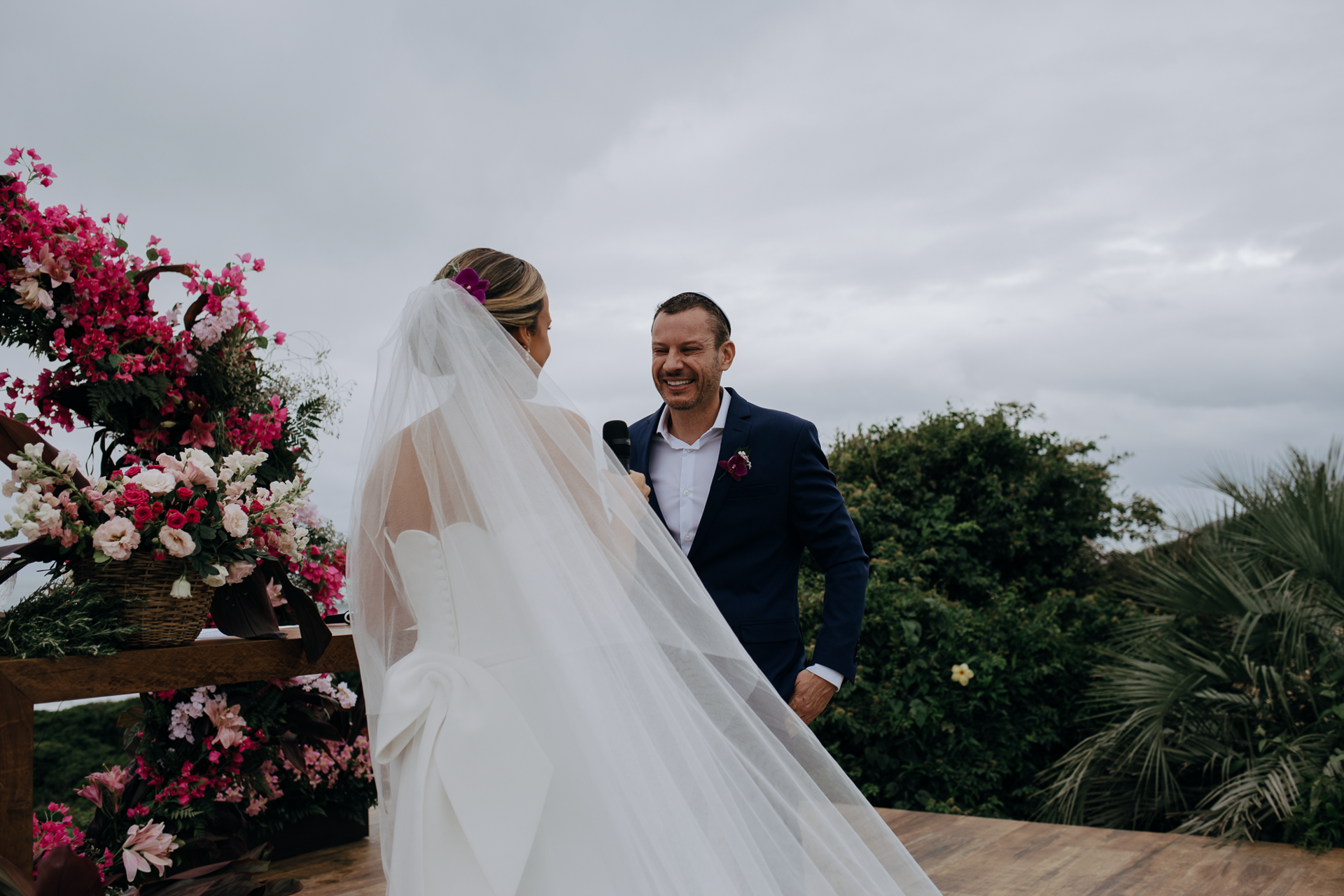 Foto Noiva arrasa com beleza minimalista em casamento tropical na praia do rosa! - Imagem 24