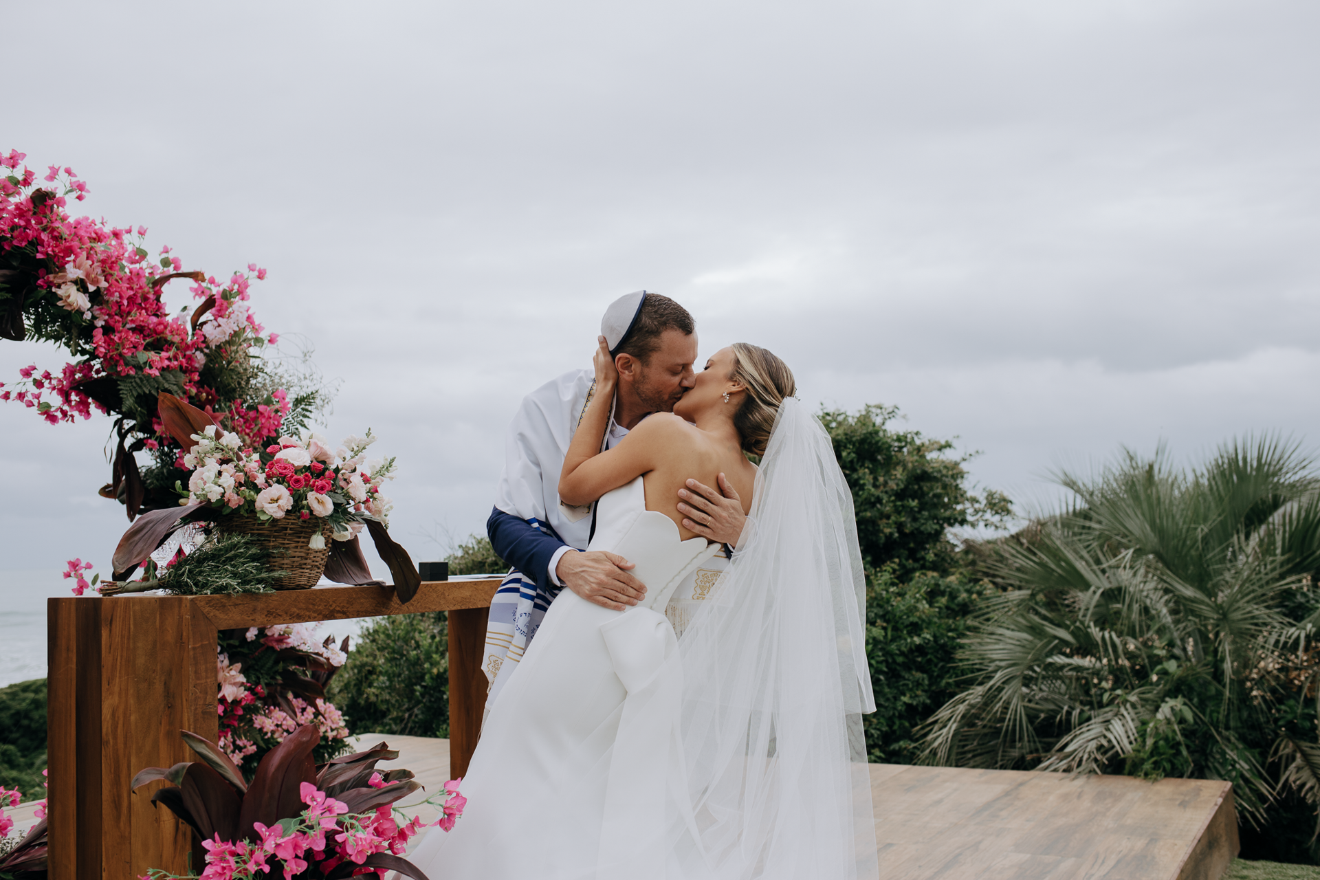 Foto Noiva arrasa com beleza minimalista em casamento tropical na praia do rosa! - Imagem 36